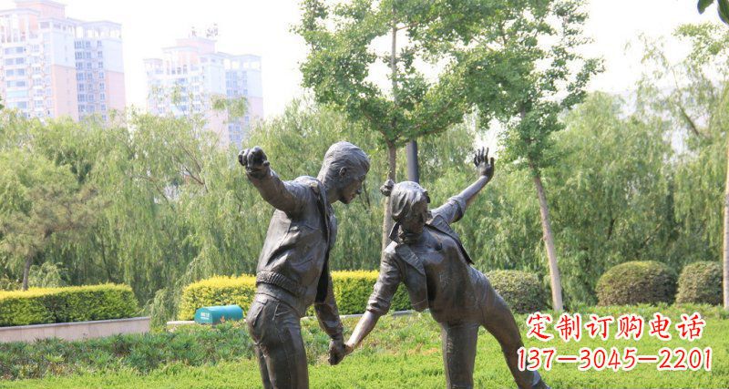 温州公园散步的情侣人物铜雕