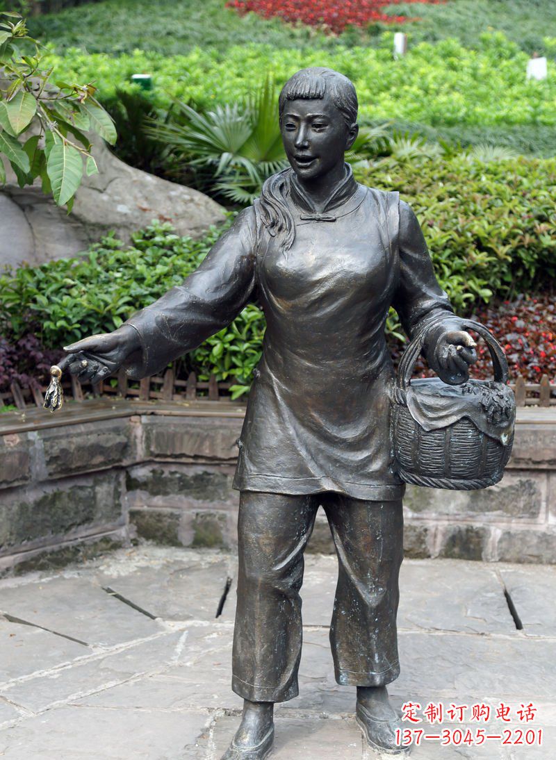 温州公园提篮子的女人景观铜雕