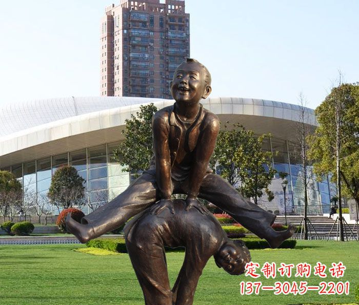 温州公园跳山羊的儿童铜雕