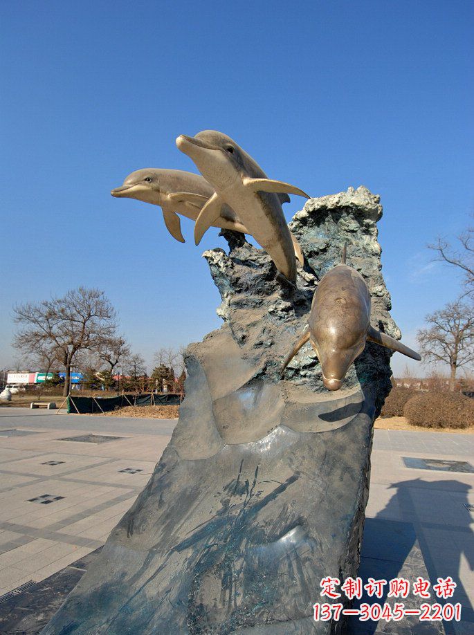 温州公园跳水的海豚景观雕塑
