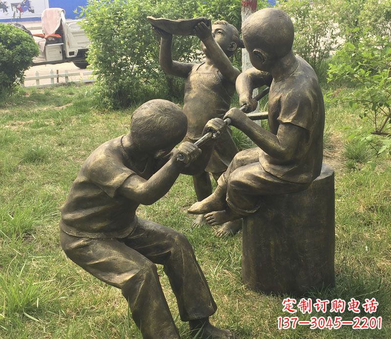 温州公园玩水的儿童铜雕
