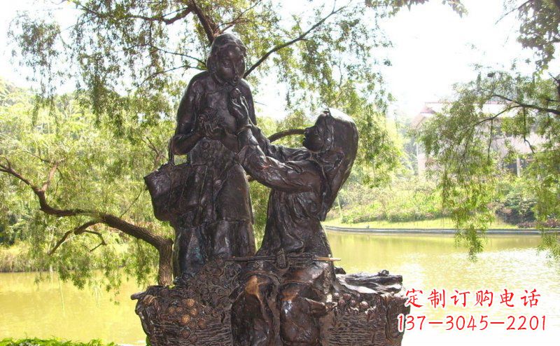 温州公园喂母亲吃荔枝的女孩小品铜雕