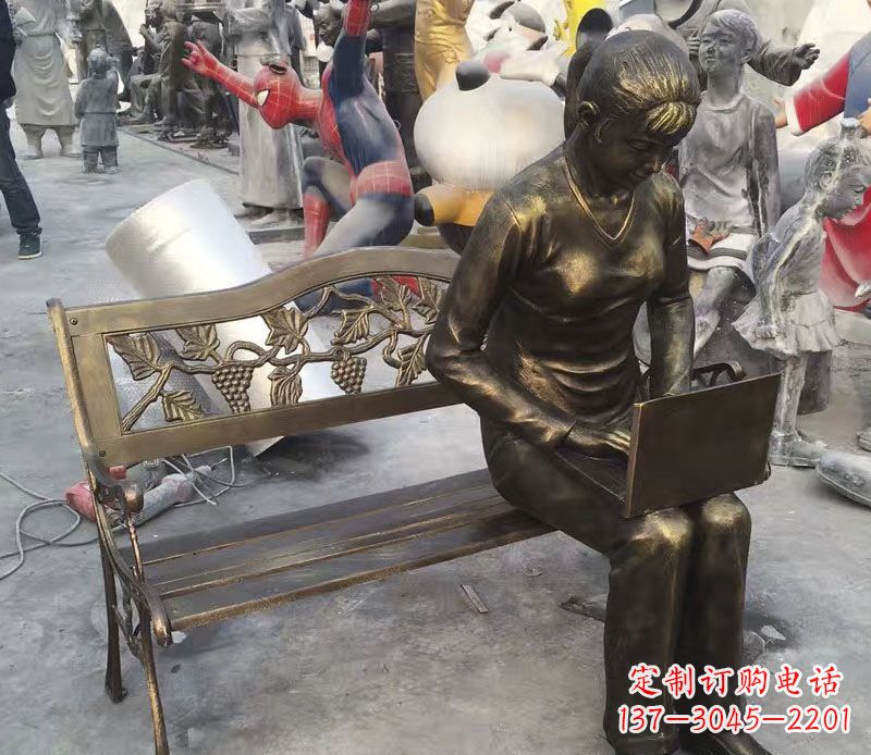 温州公园长椅看电脑的女孩铜雕