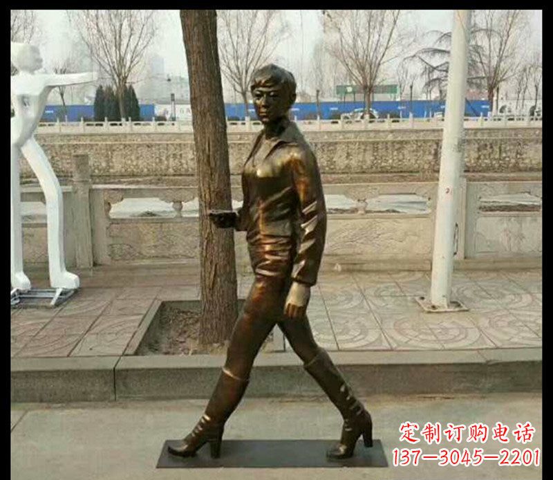 温州公园走路的女孩铜雕