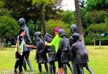 温州铜质老鹰抓小鸡雕塑