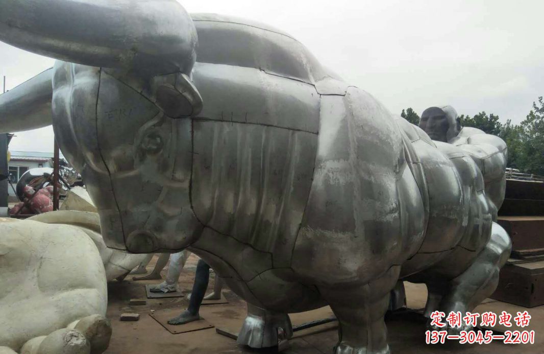 温州中领雕塑:复古拓荒牛不锈钢雕塑