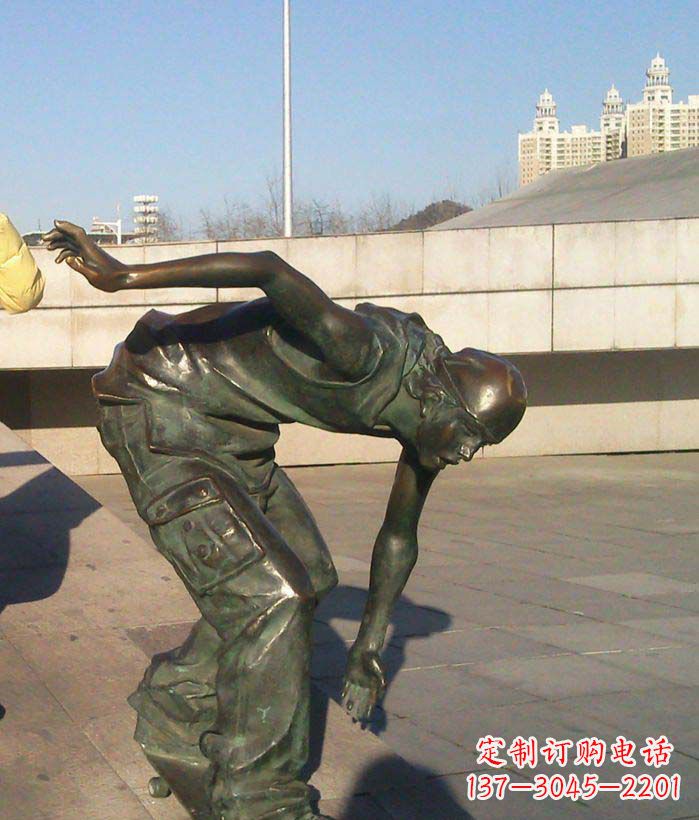 温州广场滑滑板的青年景观铜雕