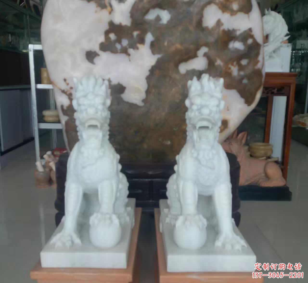 温州汉白玉踩球麒麟石雕