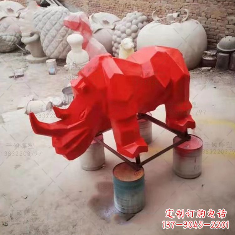 温州红色几何切面抽象犀牛雕塑