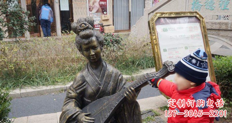 温州街边弹琵琶的古代美女雕塑