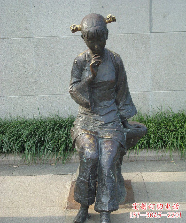 温州描绘心灵世界的街边低头思考的女孩景观铜雕