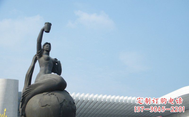 温州街边坐在地球上的美人鱼景观铜雕