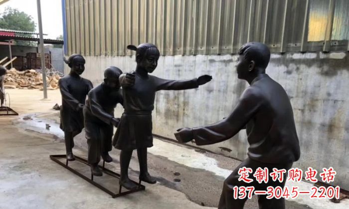 温州华中领雕塑出品——老鹰捉小鸡铜雕