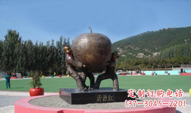 温州苹果融入两岁小孩的生活——公园铜雕