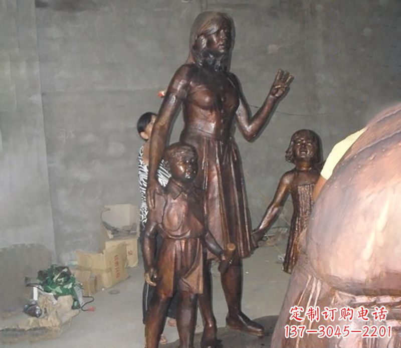 温州母亲与孩子合影公园人物铜雕