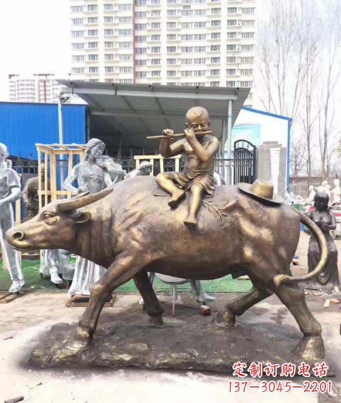 温州专为儿童量身定制的牧童骑在牛背吹笛铜雕