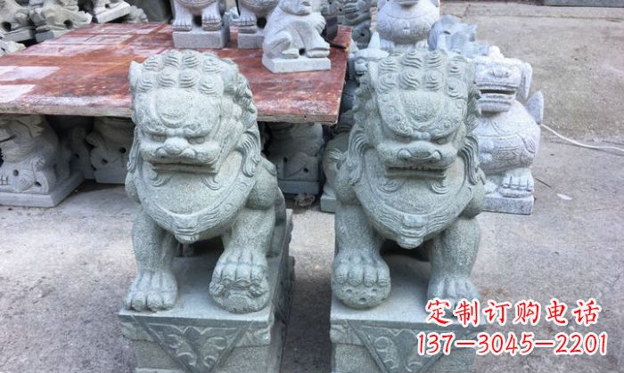 温州青石踩球狮子看门石雕，精致雕塑令门口更加精彩