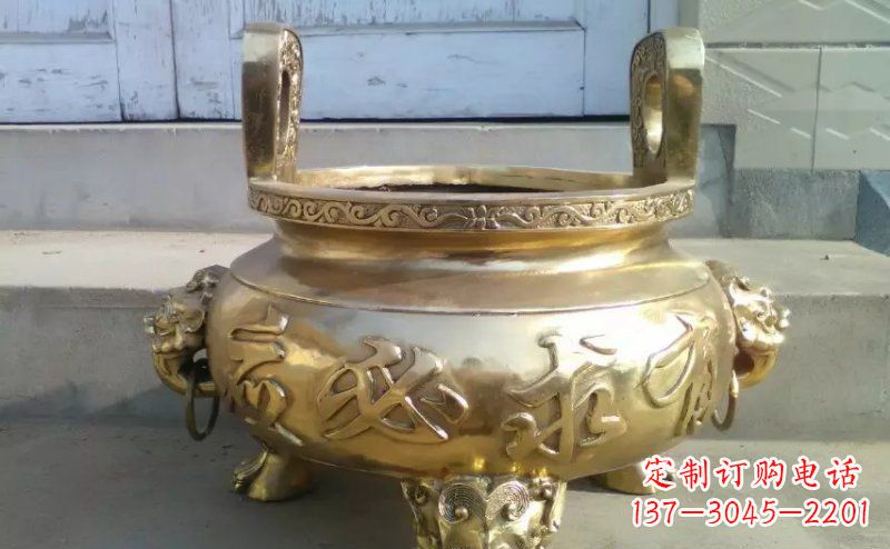 温州壮丽威猛的三足香炉铜雕
