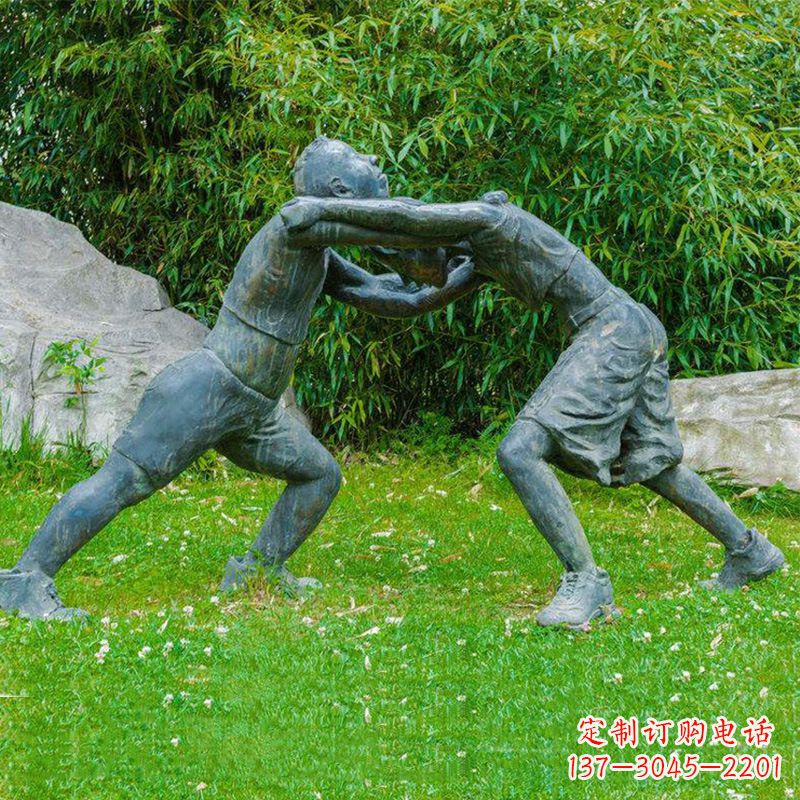 温州摔跤运动小孩公园草坪铜雕