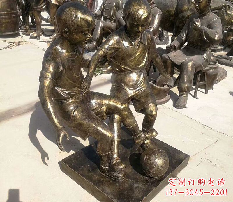 温州踢足球的儿童铜雕