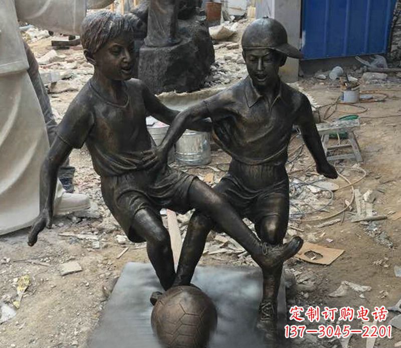 温州踢足球公园人物铜雕