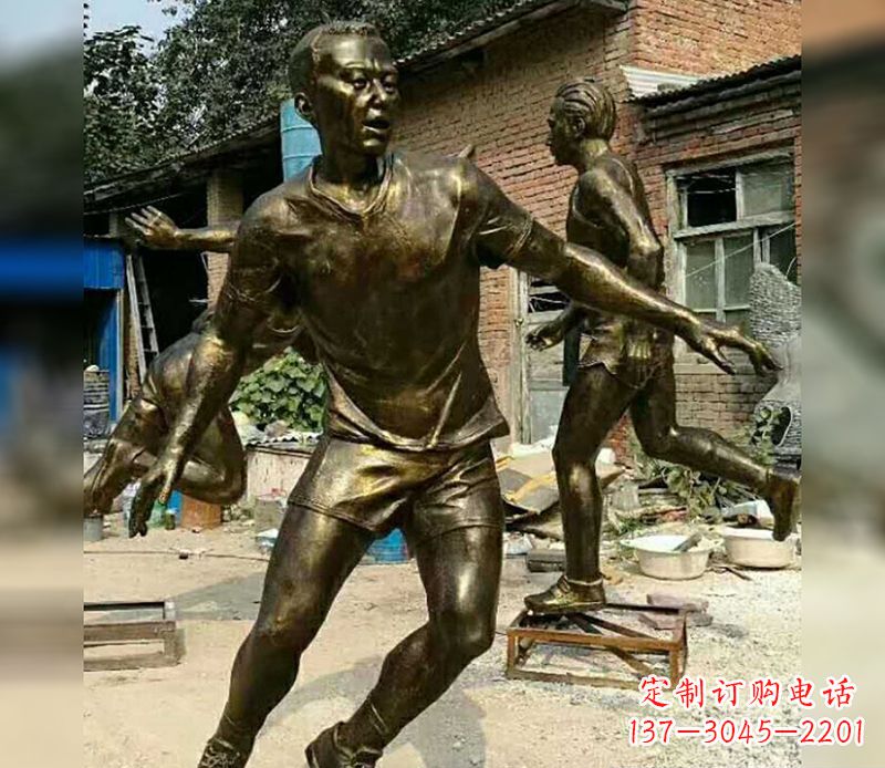 温州踢足球广场人物铜雕