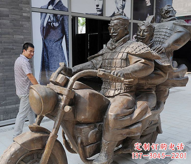 温州铜雕街头骑摩托人物雕塑