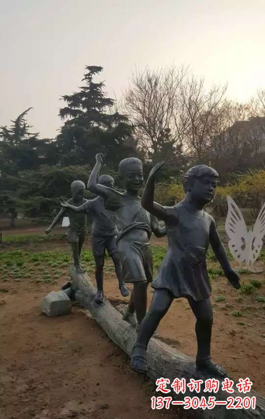 温州玩走独木桥儿童铜雕