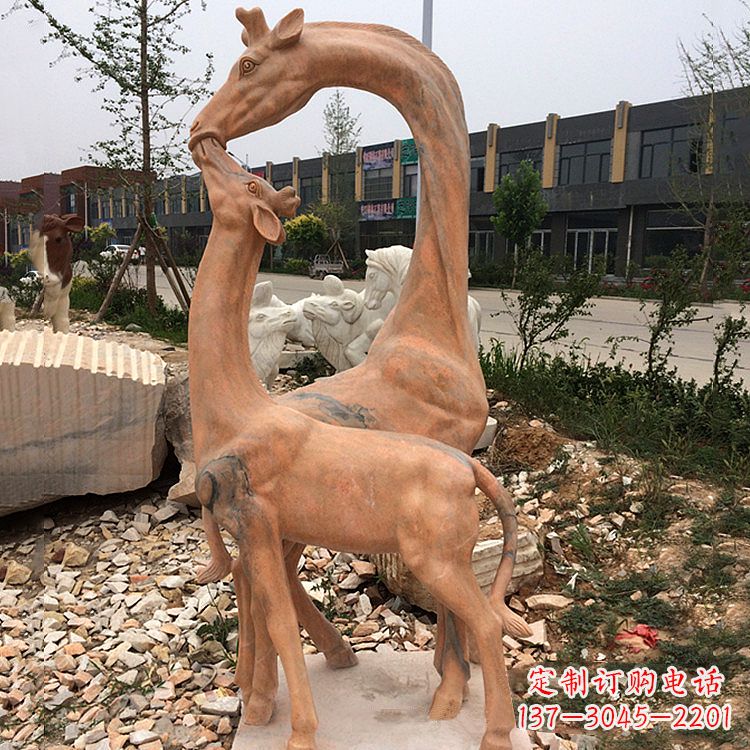 温州晚霞红石雕长颈鹿-校园公园母子亲情景观雕塑