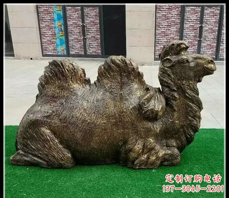 温州卧在草地的骆驼铜雕