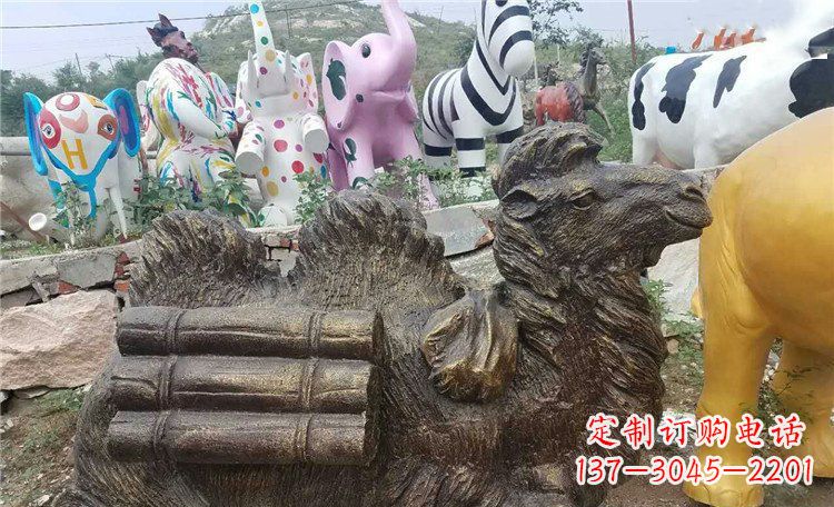 温州卧着的骆驼动物铜雕 (2)