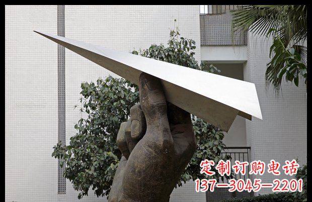 温州小区不锈钢手拿纸飞机雕塑