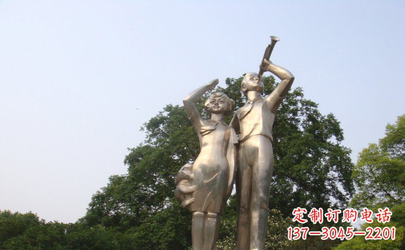 温州校园吹军号敬礼的小学生人物景观铜雕