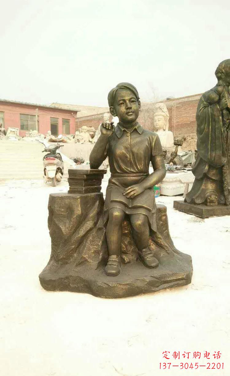 温州校园看书思考的学生铜雕