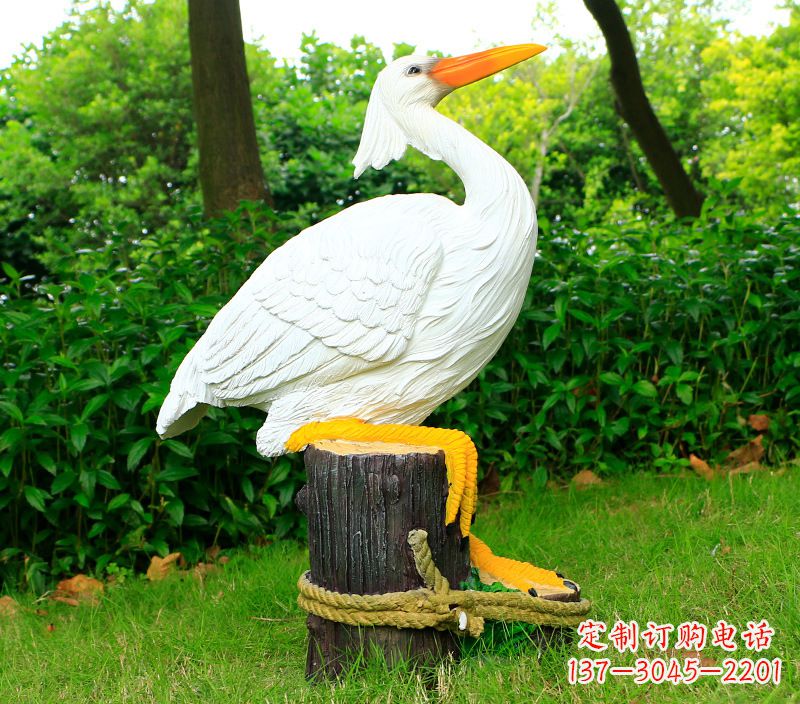 温州一男一女抱一只鸽子雕像