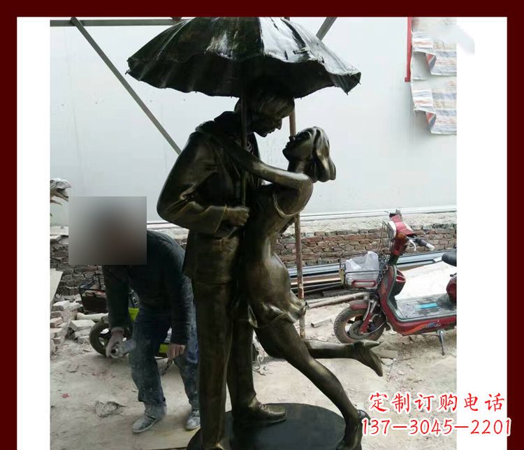 温州雨伞下拥抱的情侣铜雕