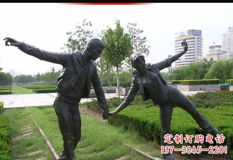 温州走铁轨的情侣铜雕