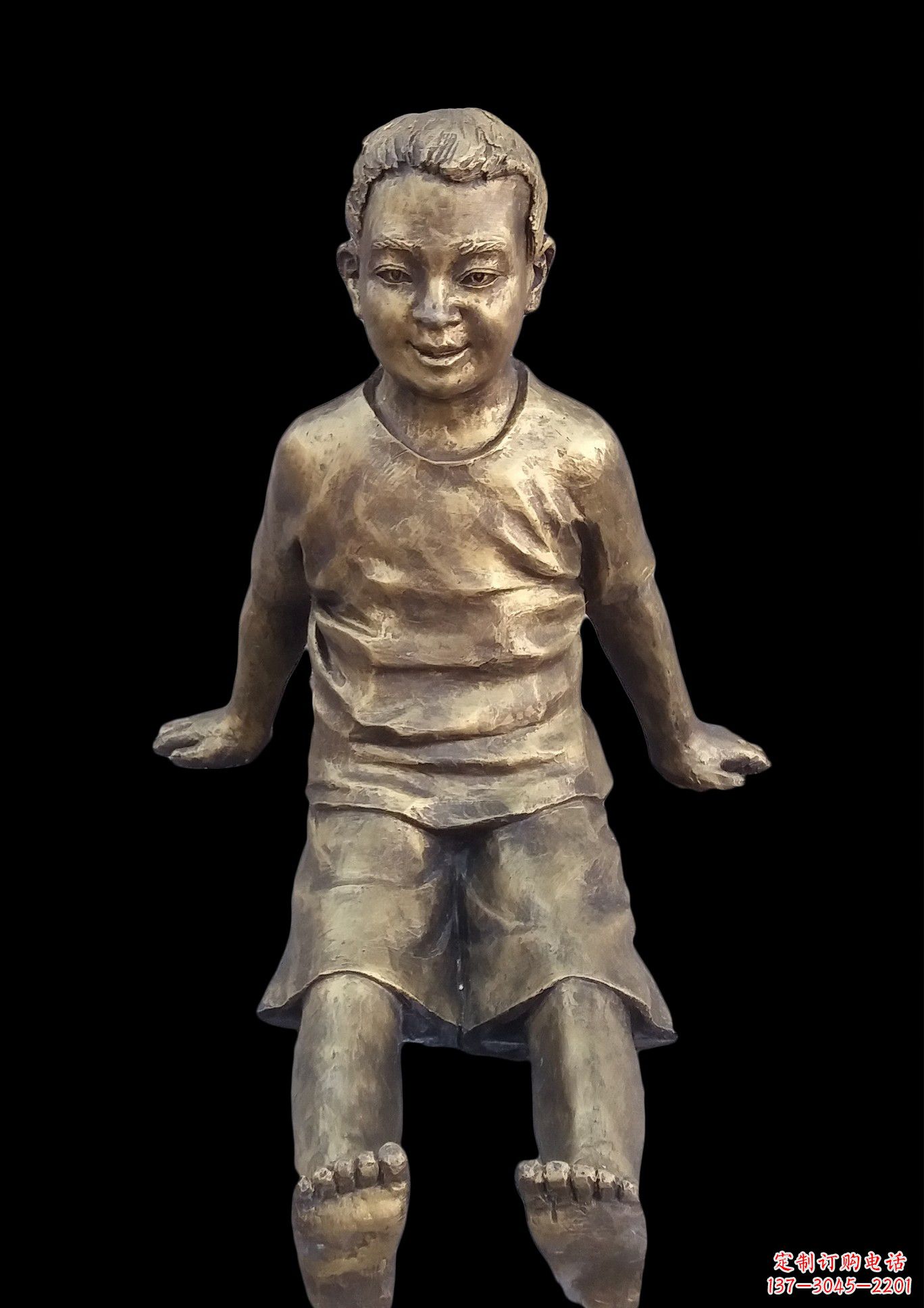 温州坐地上的小男孩铜雕像