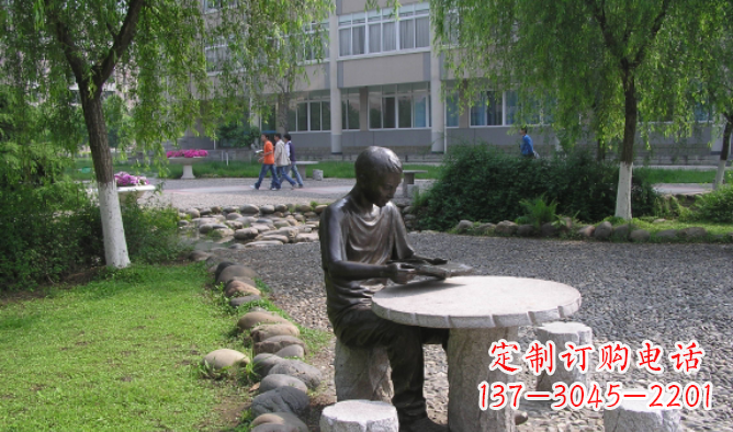 温州坐石桌凳看书的学生铜雕