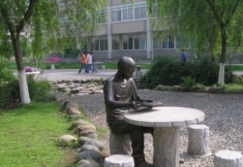 温州坐石桌凳看书的学生铜雕
