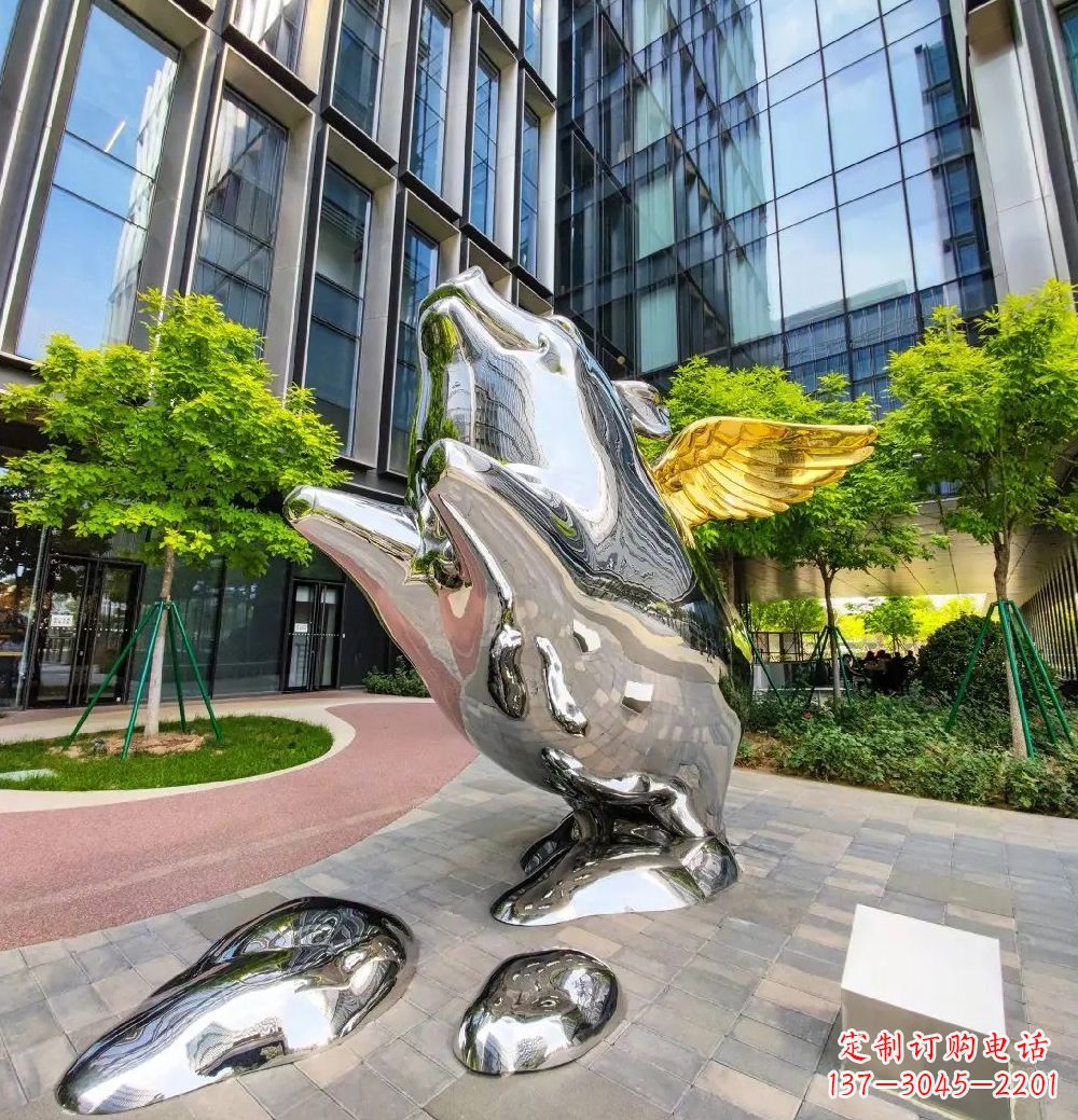 温州猪雕塑-酒店门口一只带翅膀不锈钢镜面猪雕塑